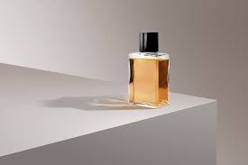 Memilih varian parfum isi ulang terdekat yang memiliki daya tahan lama.