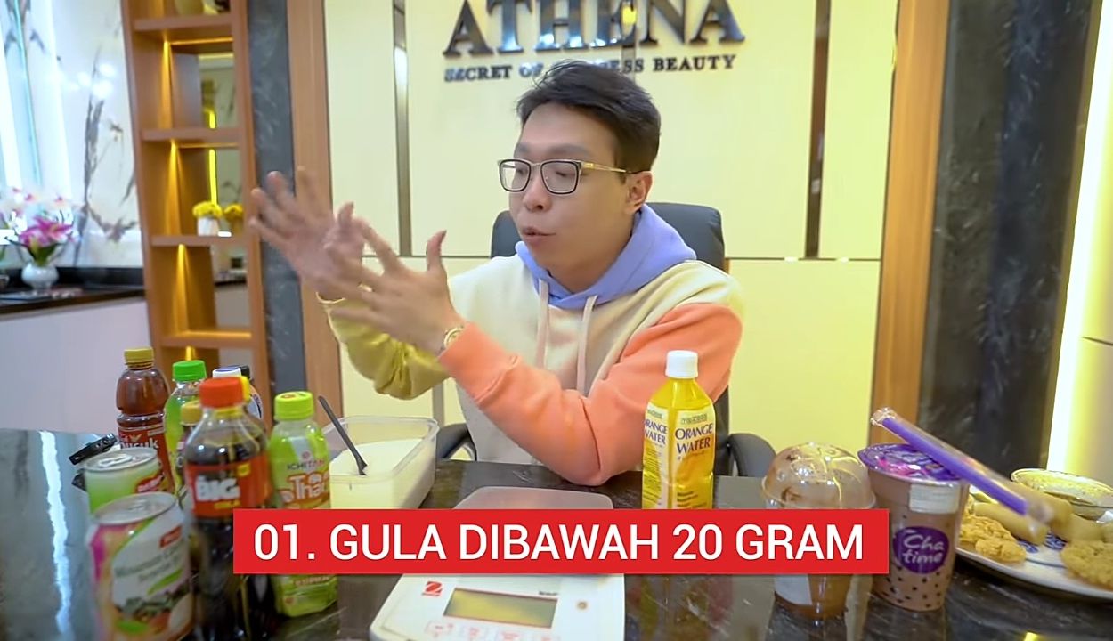Mengedukasi anak tentang dampak Merek minuman tinggi gula dan pentingnya membaca label nutrisi di kemasan.