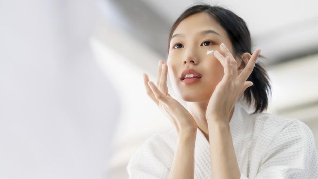 Menerapkan langkah pertolongan pertama untuk menyembuhkan Ciri Over Eksfoliasi agar kembali sehat dan lembap.