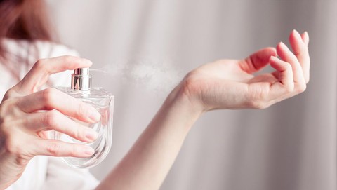 Trik mengoleskan pelembap agar semprotan parfum tahan lama menempel kuat di kulit sampai malam hari.