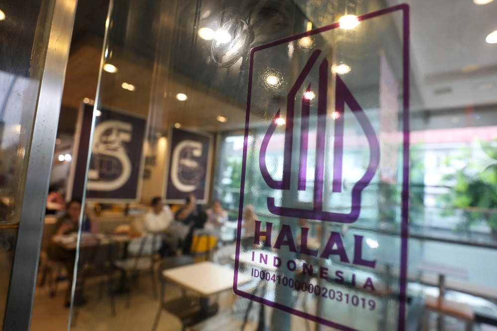 Memastikan keabsahan data tempat makan internasional melalui prosedur Cek Logo Halal resmi di database pusat.