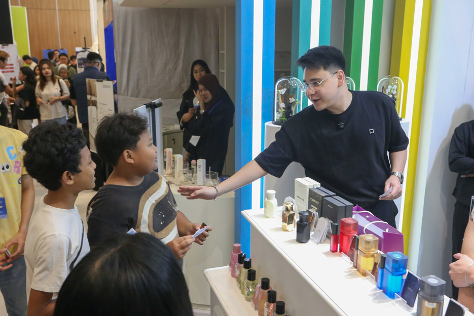 Memilih varian wangi maskulin nan segar pada parfum untuk anak sekolah pria sehabis jam olahraga siang hari.