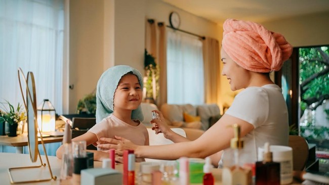 Rekomendasi wangi floral manis pada parfum untuk anak sekolah perempuan yang tahan lama sepanjang jam pelajaran.
