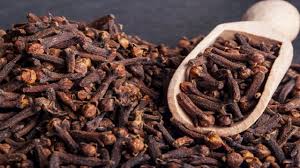 Menyiapkan resep alami detox rahim JSR dengan bahan rimpang dapur yang segar dan aman.