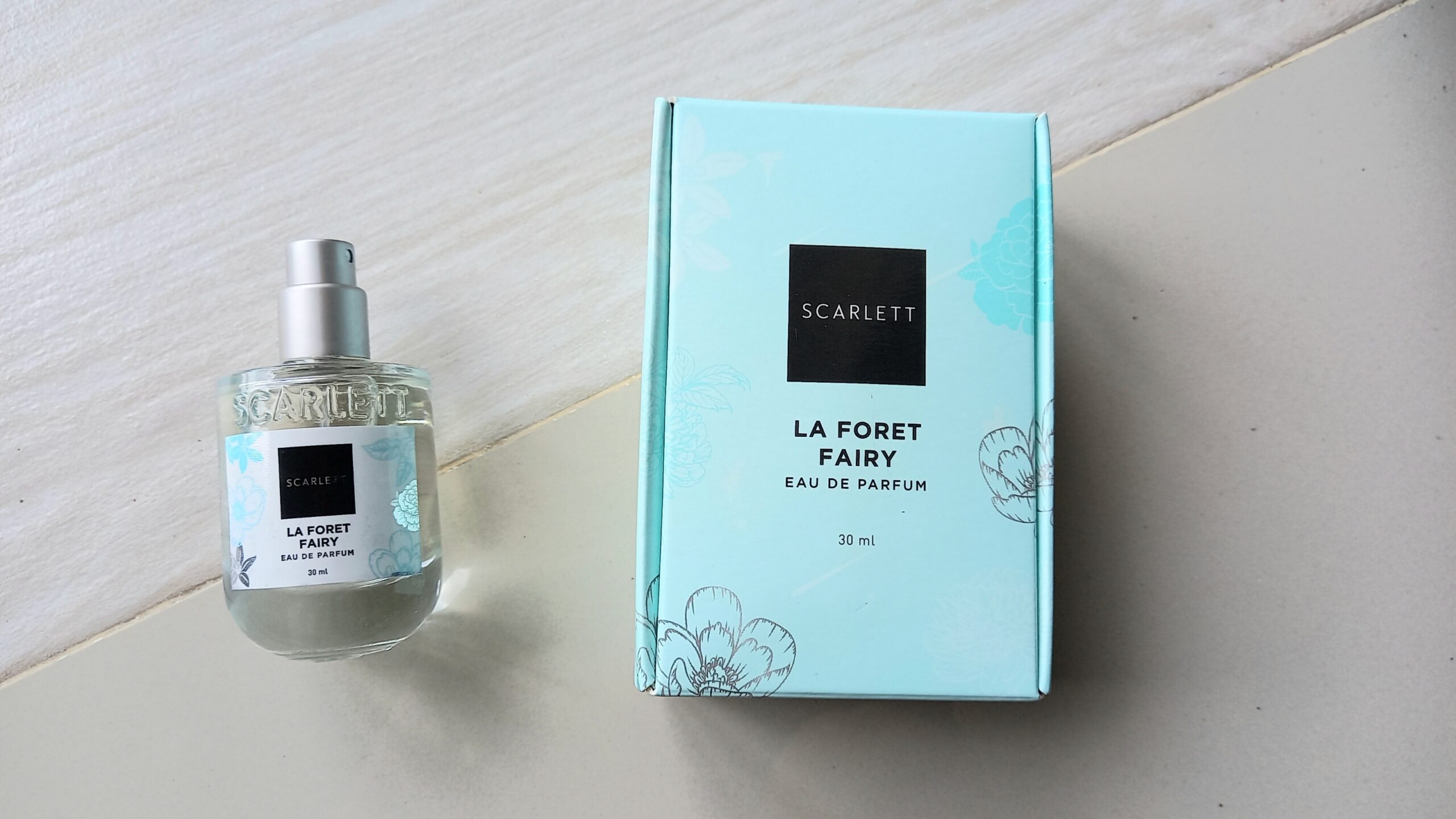 Mempraktikkan cara memakai parfum scarlet di titik nadi biar aromanya menyebar ke seluruh ruangan.